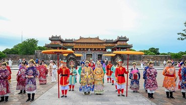 Huế: Hàng nghìn người hội tụ, tôn vinh giá trị di sản qua cổ phục và áo dài