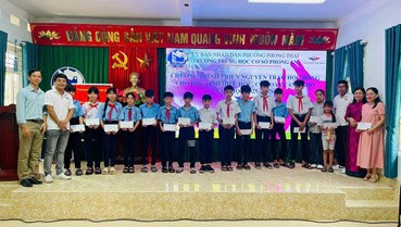Hướng dẫn viên du lịch miền Trung trao quà tiếp sức học trò nghèo mùa tựu trường