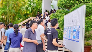 Hơn 1.700 tân sinh viên Trường Đại học Y - Dược Huế làm thủ tục nhập học
