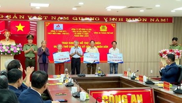 Công an thành phố Huế cùng doanh nghiệp chăm lo gia đình chính sách