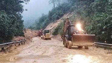 Mưa lớn chia cắt đường Hồ Chí Minh qua Đà Nẵng và Quảng Ngãi