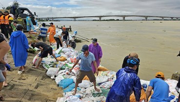 Lực lượng dân quân nỗ lực gia cố bờ kè, bảo vệ làng ven sông Thu Bồn