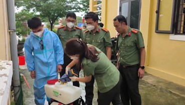 Công an thành phố Huế chung tay khắc phục hậu quả bão lũ