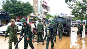 Bộ Tham mưu Quân khu 5 sát cánh cùng Nhân dân vượt qua mưa lũ