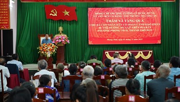 Ấm lòng vùng lũ Huế