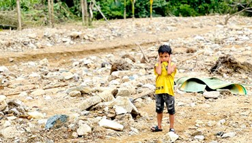 Làng mất trong mắt em