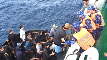 Tàu Cảnh sát biển 364 hỗ trợ 52 ngư dân vào nơi an toàn