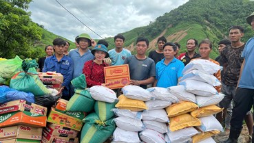 Nghĩa tình Việt Lào trong cơn lũ dữ