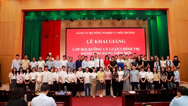 Khai giảng lớp “Bồi dưỡng lý luận chính trị dành cho đảng viên mới” năm 2025