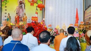 Những người làm báo tri ân các nhà báo liệt sĩ tại Chùa Da ở Nghệ An