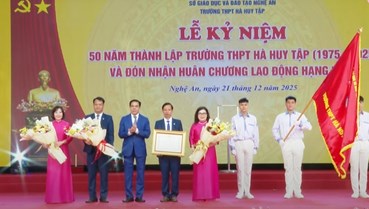 Trường THPT Hà Huy Tập đón nhận Huân chương Lao động hạng Nhất