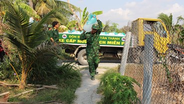 Bộ đội Biên phòng Tiền Giang vận chuyển nước sạch cho người dân bị ảnh hưởng hạn mặn