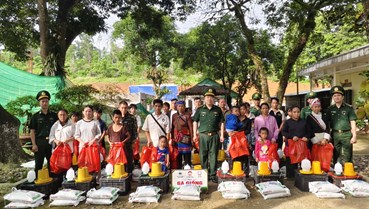 Trao gà giống tạo sinh kế - Hành động đẹp của người lính quân hàm xanh