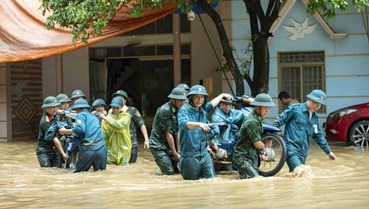 Giữa tâm lũ, thắm tình quân dân nơi cửa khẩu