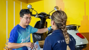 Khách Việt nô nức đổi xăng lấy điện: “Một năm tiết kiệm đủ mua thêm chiếc xe máy nữa”
