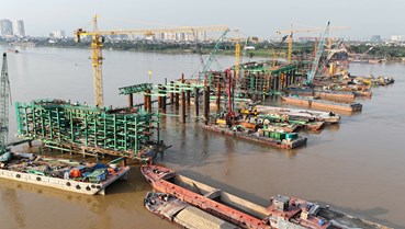 Cầu Trần Hưng Đạo đạt tiến độ “thần tốc”, thành công vượt lũ, trụ cầu vươn cao, dựng vòm thép chỉ sau 8 tháng khởi công