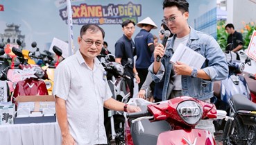 TP.HCM “nóng rực” cuối tuần: Hàng nghìn người rủ nhau đổi xăng lấy xe điện