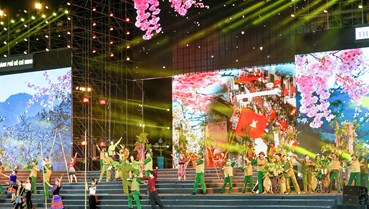 “Hồ Chí Minh – Người là niềm tin tất thắng”: Dấu ấn nghệ thuật khép lại Lễ hội Làng Sen 2025