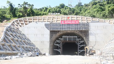 Thông hầm Đèo Ngang xuyên dãy núi Hoành Sơn nối hai tỉnh Hà Tĩnh với Quảng Trị