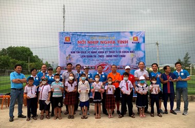 Giải bóng đá “Nối nhịp nghĩa tình” giúp 30 học sinh nghèo Thủy Châu “nuôi ước mơ đến trường”