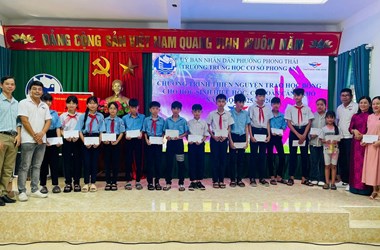 Hướng dẫn viên du lịch miền Trung trao quà tiếp sức học trò nghèo mùa tựu trường