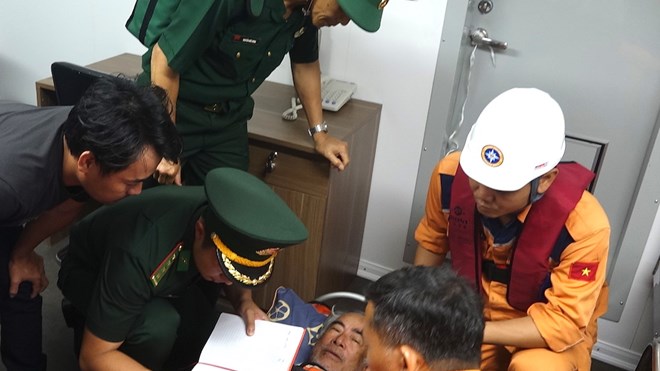 Cấp cứu kịp thời ngư dân bị đột quỵ ở vùng biển Đặc khu Hoàng Sa