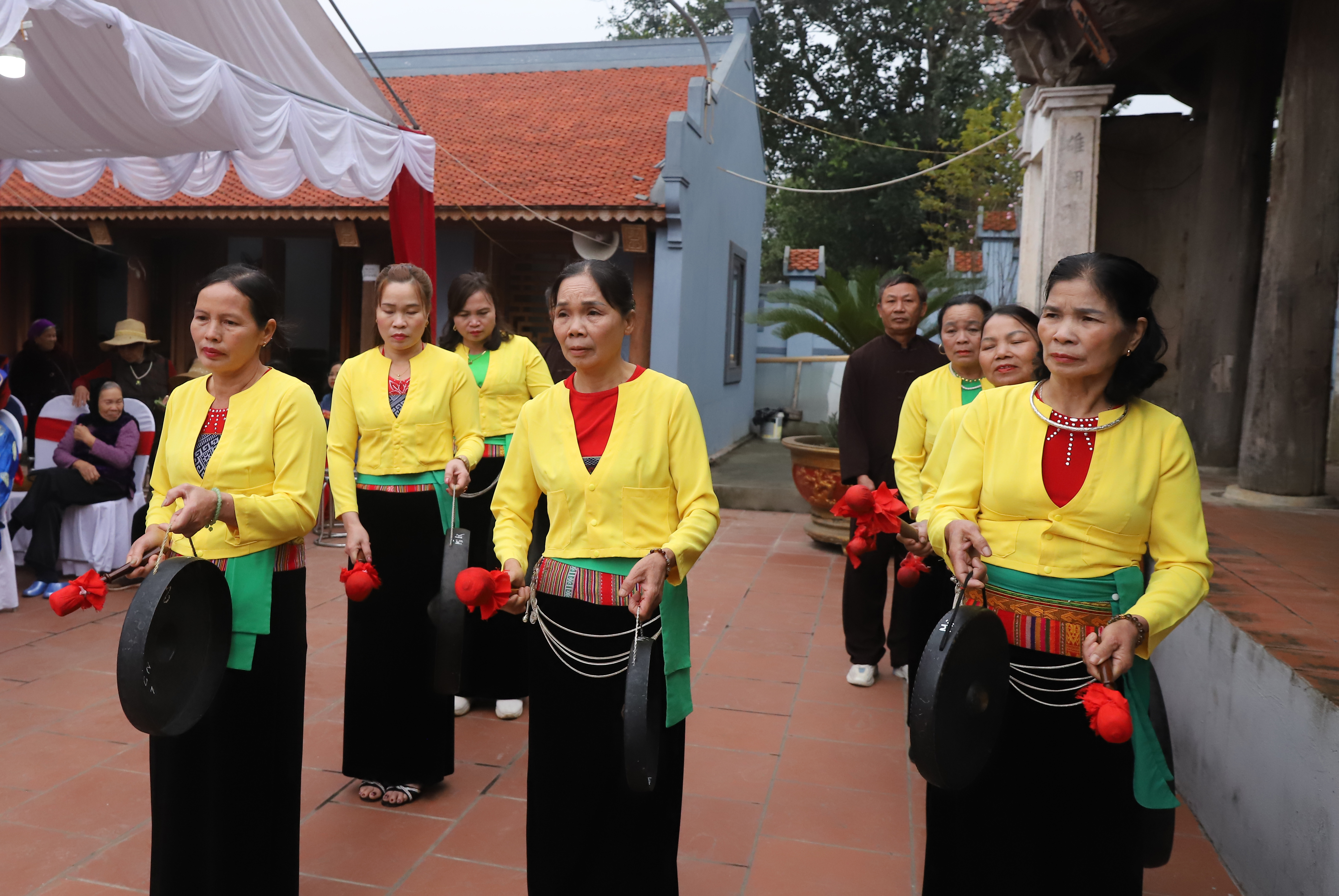 Diễn tấu cồng chiêng trong ngày hội.