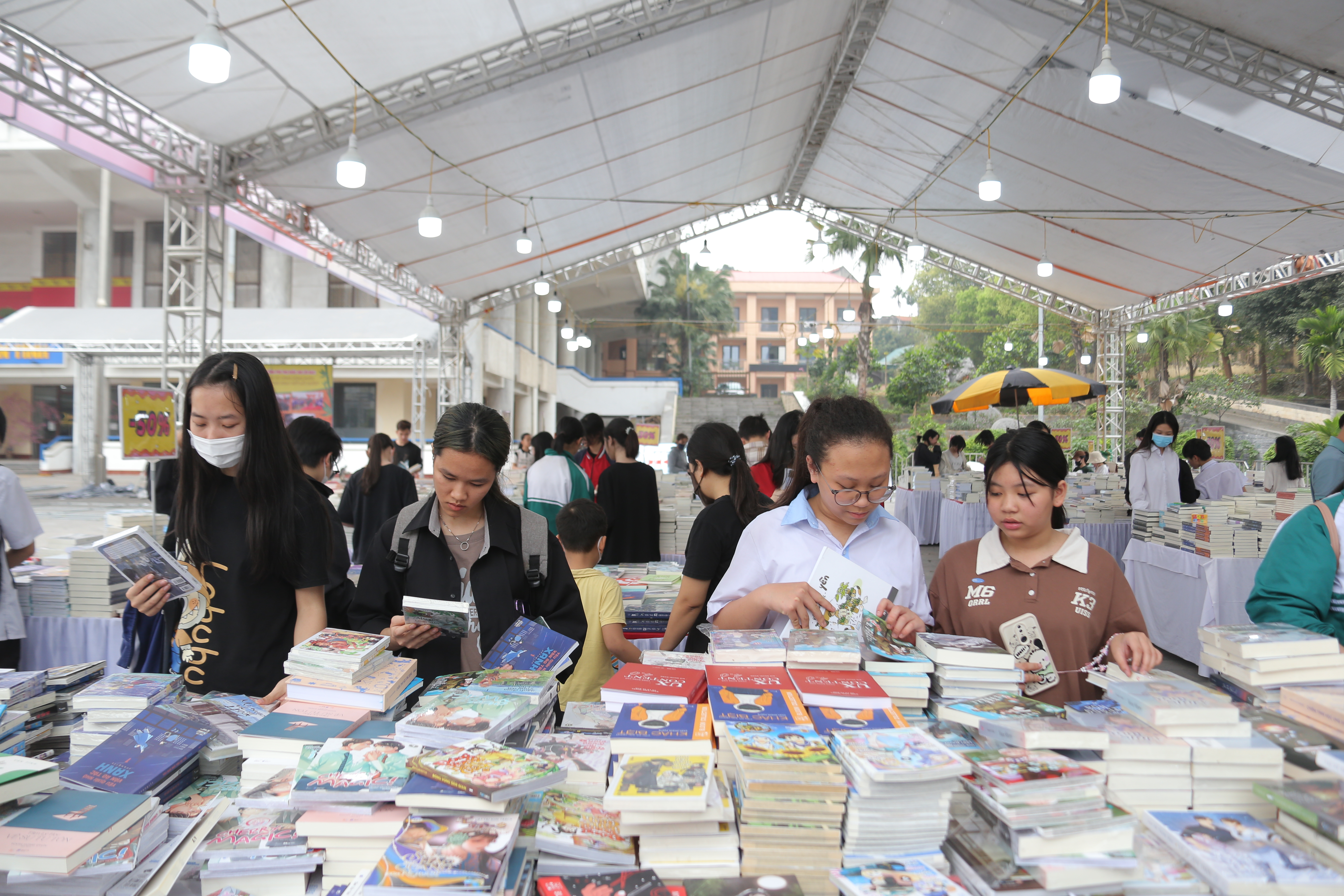 Ph&#250; Thọ: Khai mạc Hội s&#225;ch đất Tổ năm 2025 - Ảnh 1