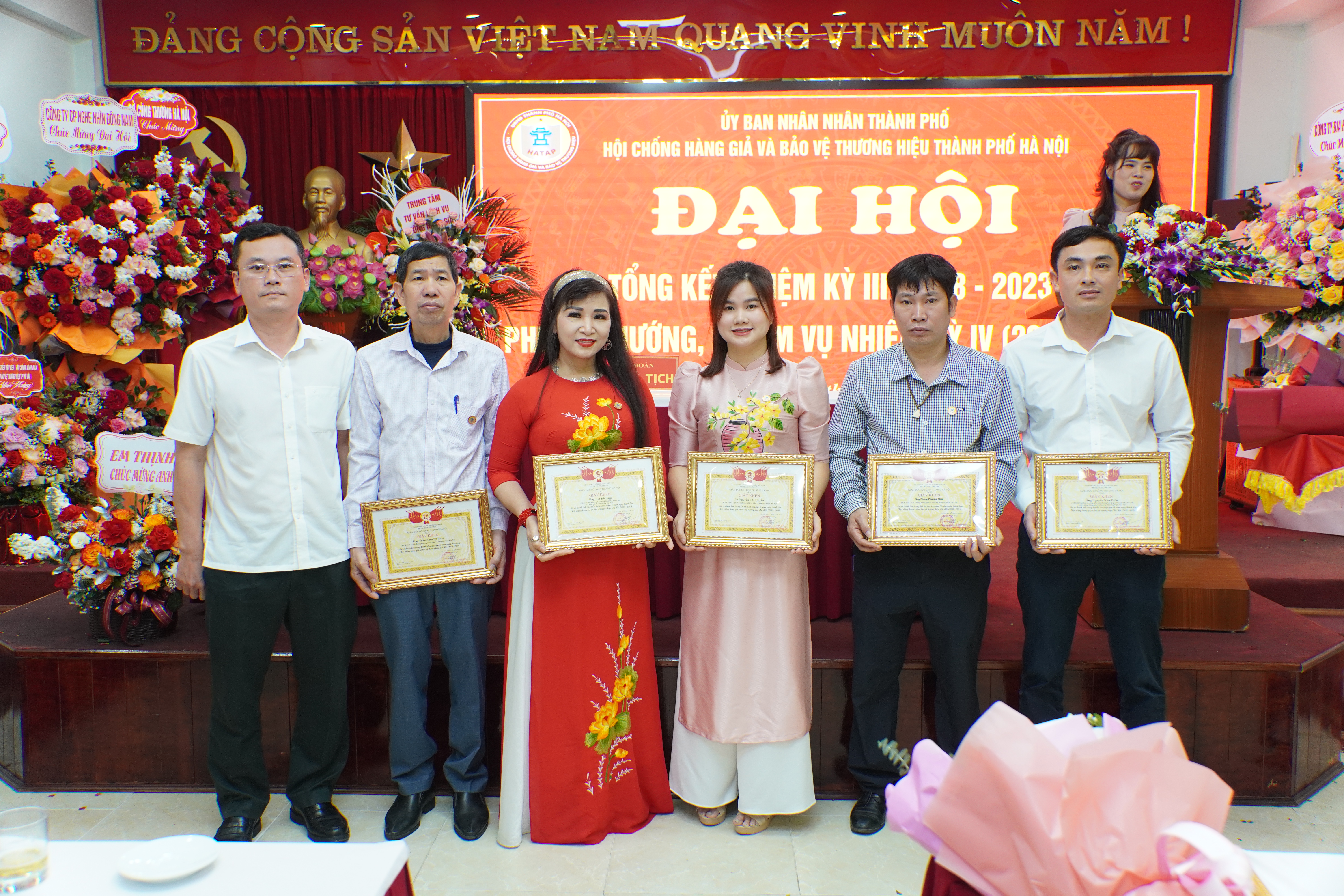 Đại diện Sở Công Thương Hà Nội tặng Giấy khen cho tập thể và cá nhân có thành tích đột xuất trong đợt thi đua kỷ niệm 15 năm ngày thành lập Hội Chống hàng giả và Bảo vệ thương hiệu Hà Nội (2008 - 2023).