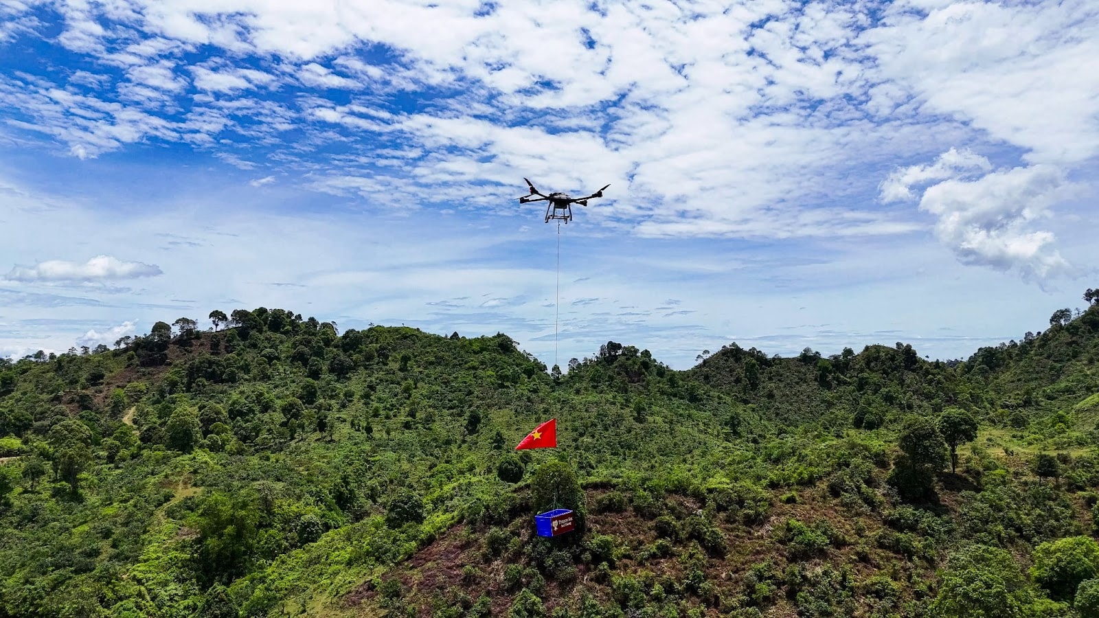 Từ vùng núi cao hiểm trở của đỉnh Giàng Cao, những búp trà cổ thụ được drone vận chuyển về nhà máy sản xuất. Từ vùng núi cao hiểm trở của đỉnh Giàng Cao, những búp trà cổ thụ được drone vận chuyển về nhà máy sản xuất.