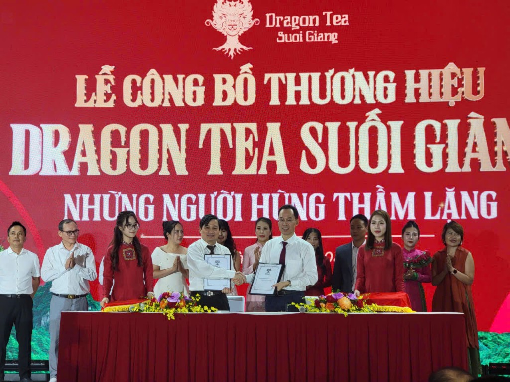 Tập đoàn HYH đã ký kết hợp tác với nhiều doanh nghiệp, hợp tác xã tại Lào Cai và trên cả nước nhằm thúc đẩy sản xuất, tiêu thụ sản phẩm Dragon Tea Suối Giàng. Tập đoàn HYH đã ký kết hợp tác với nhiều doanh nghiệp, hợp tác xã tại Lào Cai và trên cả nước nhằm thúc đẩy sản xuất, tiêu thụ sản phẩm Dragon Tea Suối Giàng.