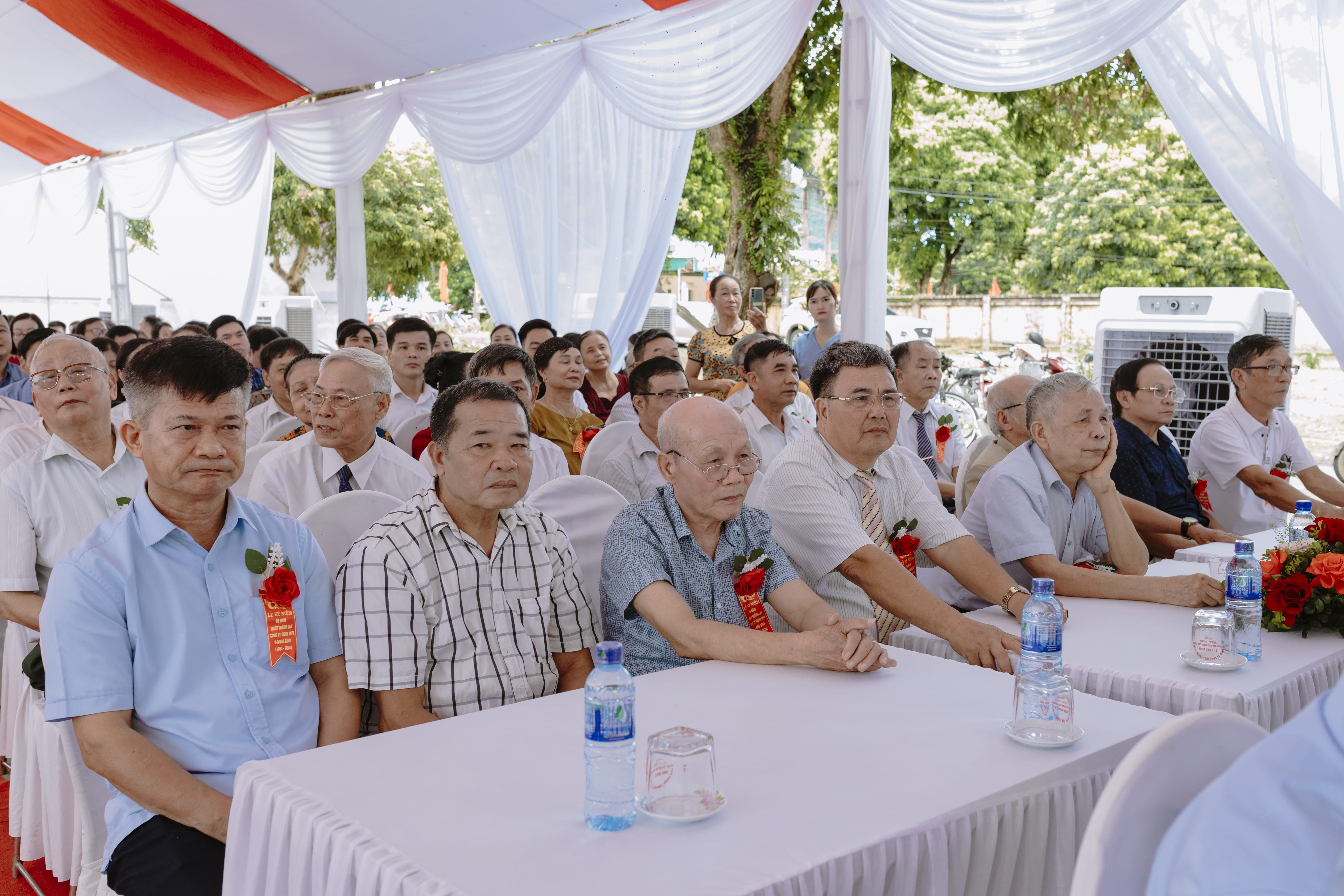 C&aacute;c đồng ch&iacute; nguy&ecirc;n l&atilde;nh đạo, c&aacute;n bộ chủ chốt, c&ocirc;ng nh&acirc;n vi&ecirc;n chức N&ocirc;ng trường 2-9; C&ocirc;ng ty TNHH MTV 2-9 H&ograve;a B&igrave;nh qua c&aacute;c thời kỳ tham dự Lễ kỷ niệm.