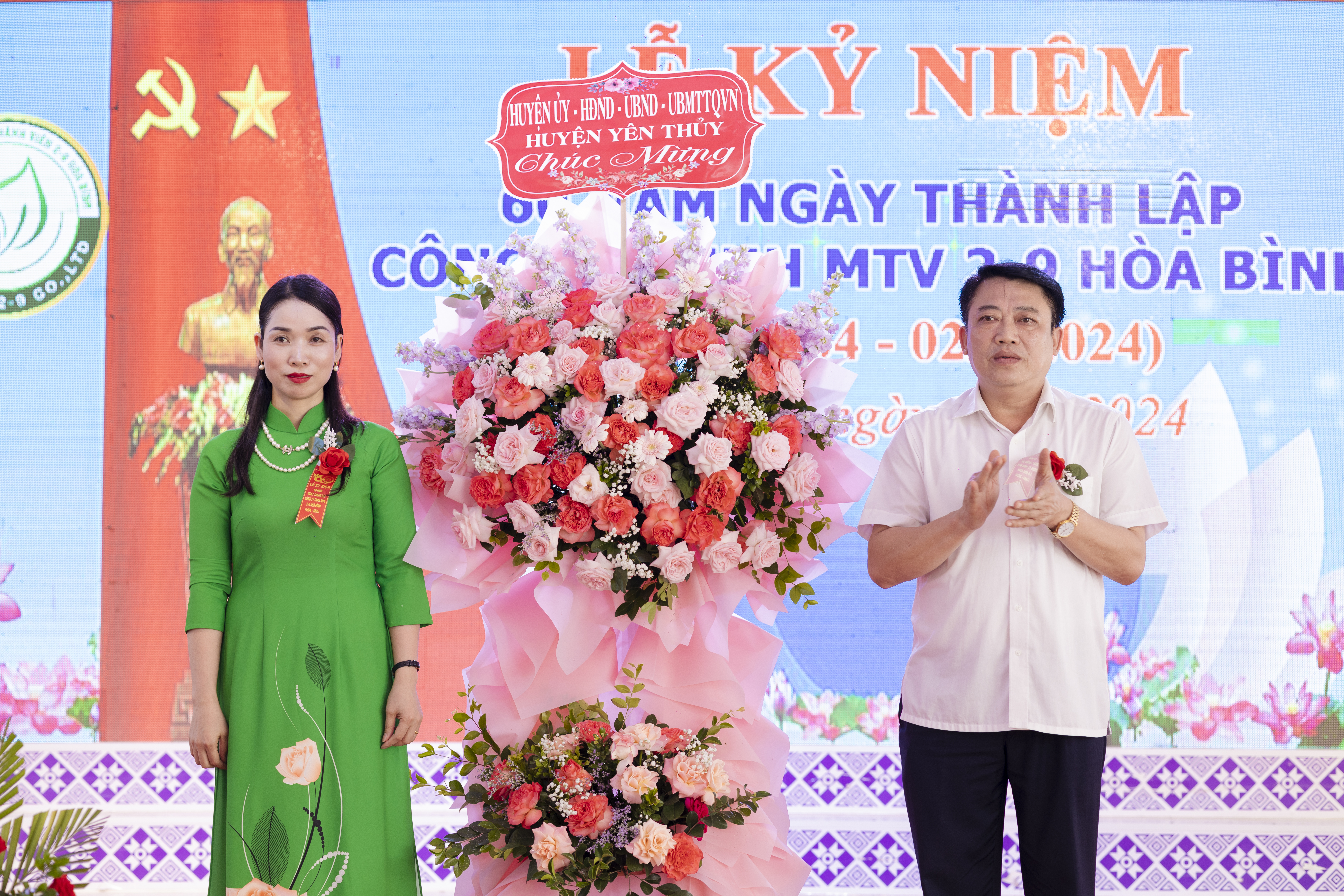 Đồng ch&iacute; B&ugrave;i Huy&ecirc;n - Ủy vi&ecirc;n Ban thường vụ Huyện ủy, Ph&oacute; Chủ tịch UBND huyện Y&ecirc;n Thủy tặng hoa ch&uacute;c mừng v&agrave; ph&aacute;t biểu tại&nbsp;Lễ kỷ niệm 60 năm th&agrave;nh lập C&ocirc;ng ty TNHH MTV 2-9 H&ograve;a B&igrave;nh.