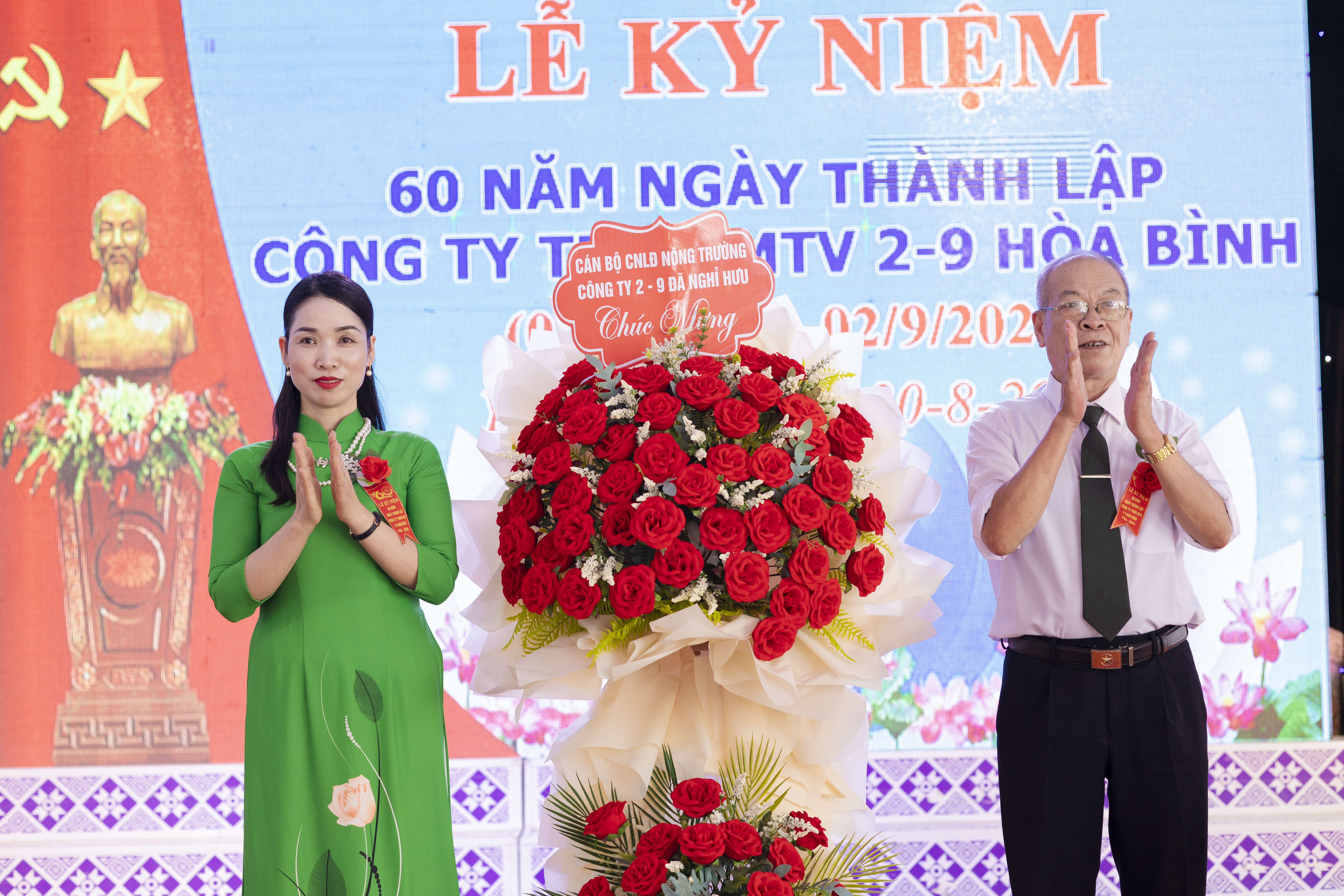 &Ocirc;ng Phạm B&aacute; Thoại, Nguy&ecirc;n Chủ tịch ki&ecirc;m Gi&aacute;m đốc C&ocirc;ng ty TNHH MTV 2-9 H&ograve;a B&igrave;nh&nbsp;tặng hoa ch&uacute;c mừng v&agrave; ph&aacute;t biểu tại&nbsp;Lễ kỷ niệm 60 năm th&agrave;nh lập C&ocirc;ng ty TNHH MTV 2-9 H&ograve;a B&igrave;nh.