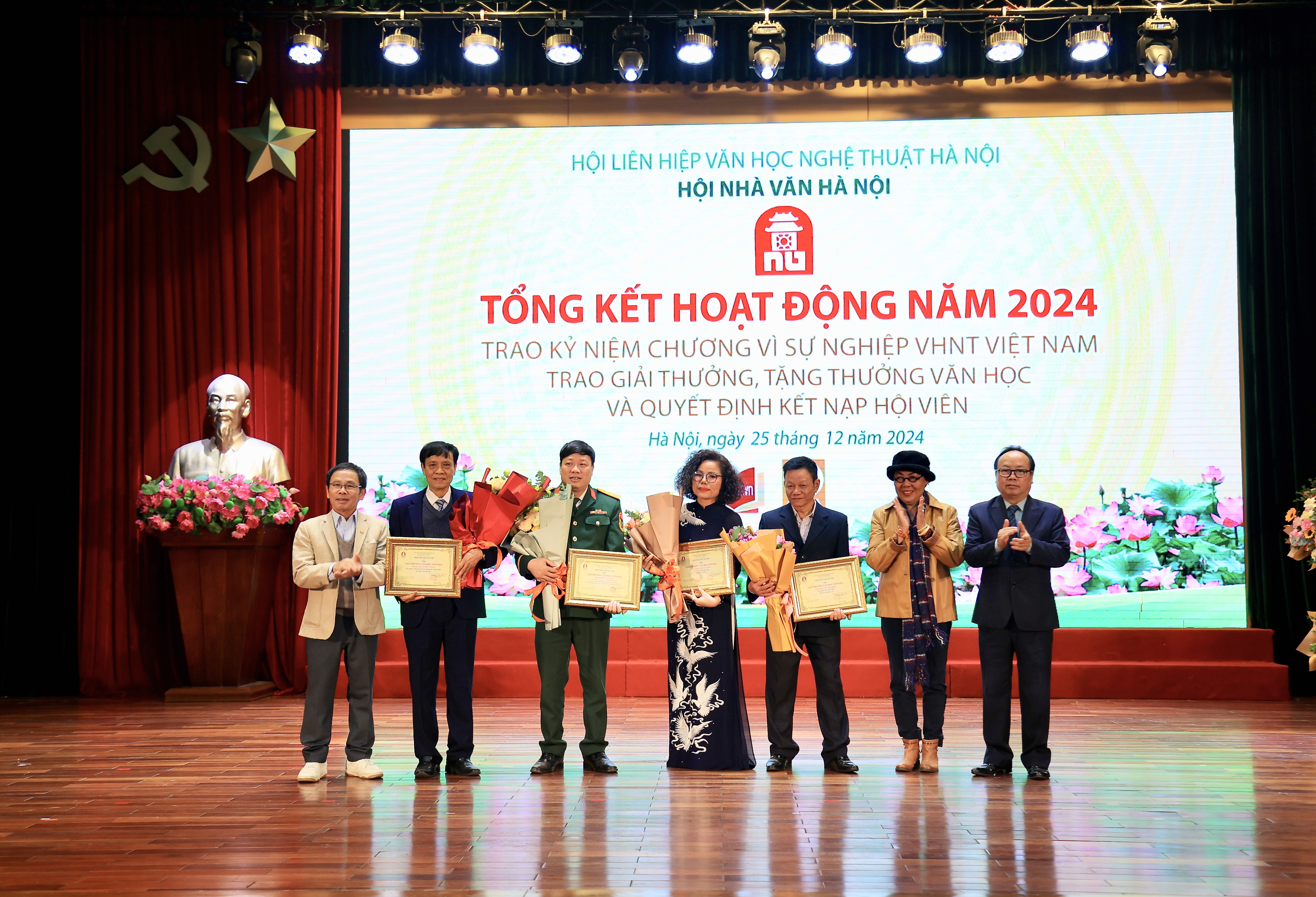 Trao giải thưởng, tặng thưởng Văn học Thủ đô năm 2024.