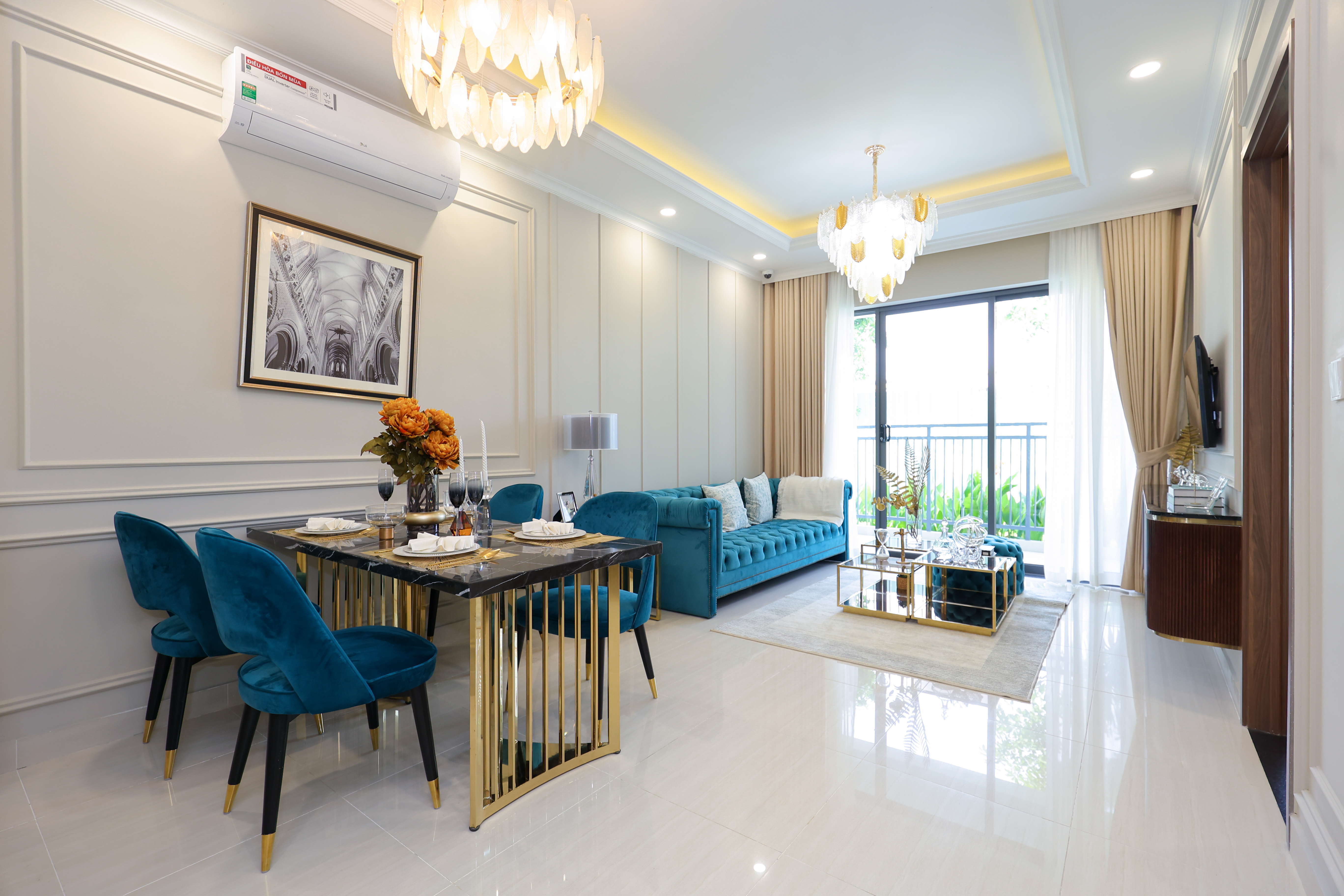 C&aacute;c gia đ&igrave;nh trẻ nhắm tới căn hộ 2 ph&ograve;ng ngủ thuộc ph&acirc;n kh&uacute;c trung v&agrave; cao cấp. Ảnh: Hanoi Melody Residences
Cũng theo &ocirc;ng Ki&ecirc;n, nh&oacute;m kh&aacute;ch h&agrave;ng mua ở thực đến từ c&aacute;c tỉnh đặc biệt đề cao yếu tố an to&agrave;n khi mua nh&agrave; tại H&agrave; Nội. Họ thường lựa chọn sản phẩm của chủ đầu tư, nh&agrave; ph&aacute;t triển uy t&iacute;n &ndash; đ&atilde; được khẳng định v&agrave; kiểm nghiệm qua c&aacute;c dự &aacute;n x&acirc;y dựng trước đ&oacute;, hoặc t&igrave;m mua c&aacute;c dự &aacute;n đ&atilde; b&agrave;n giao. Đặc biệt, c&aacute;c dự &aacute;n c&oacute; vị tr&iacute; cửa ng&otilde; của Thủ đ&ocirc; được lựa chọn nhiều hơn cả. L&yacute; do l&agrave; vị tr&iacute; n&agrave;y đ&oacute;ng vai tr&ograve; kết nối v&agrave; hạt nh&acirc;n quan trọng th&uacute;c đẩy kinh tế hội nhập, ph&aacute;t triển. Hệ thống hạ tầng giao th&ocirc;ng lu&ocirc;n được ch&uacute; trọng đầu tư, gi&uacute;p cư d&acirc;n ở c&aacute;c tỉnh th&agrave;nh thuận tiện di chuyển giữa nơi đang sống v&agrave; H&agrave; Nội. Từ khu vực cửa ng&otilde;, việc kết nối đến c&aacute;c quận nội th&agrave;nh th&ocirc;ng qua c&aacute;c trục đường huyết mạch cũng rất thuận lợi.