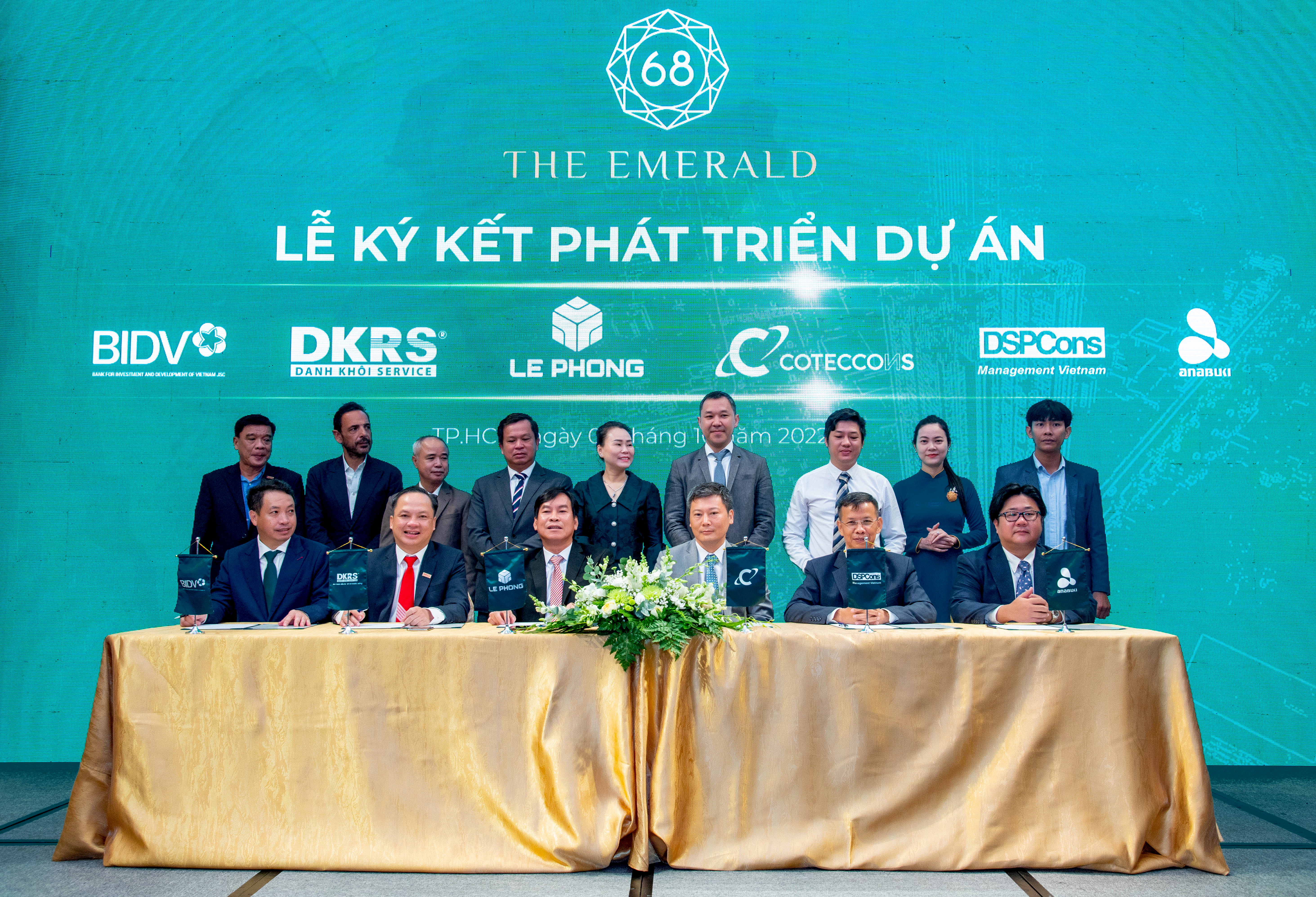 Tập đoàn Lê Phong vừa ký kết phát triển dự án căn hộ cao cấp The Emerald 68 tại Bình Dương với các đối tác Coteccons và Công ty DSPcons Việt Nam, Công ty DKRS, Ngân hàng BIDV...
