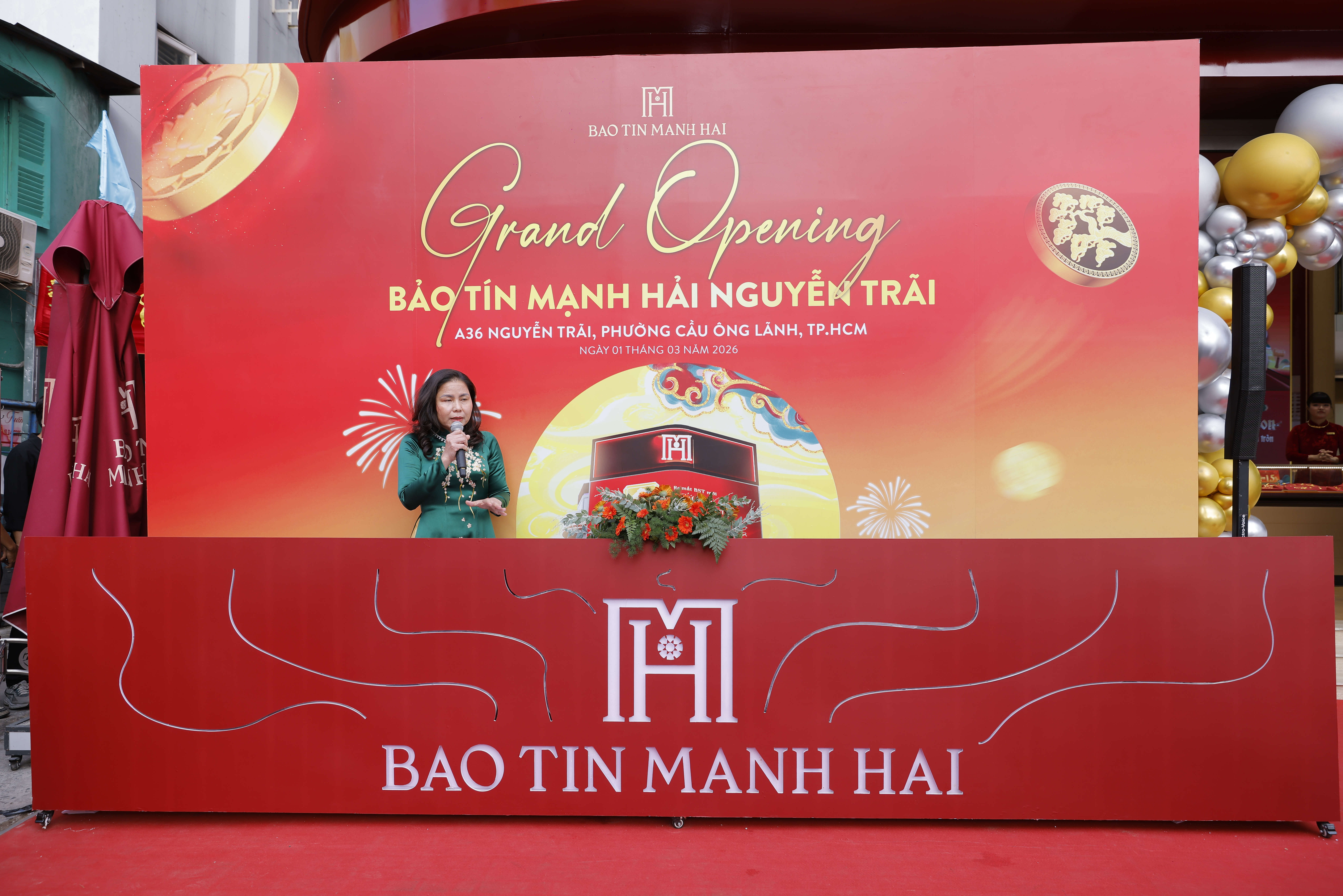 B&agrave; Nguyễn Thị Hồng &ndash; CEO Bảo T&iacute;n Mạnh Hải ph&aacute;t biểu tại lễ khai trương, khẳng định định vị &ldquo;Thương hiệu quốc d&acirc;n&rdquo; v&agrave; &ldquo;Điểm đến của v&agrave;ng 24K&rdquo; của doanh nghiệp tại TP.HCM.