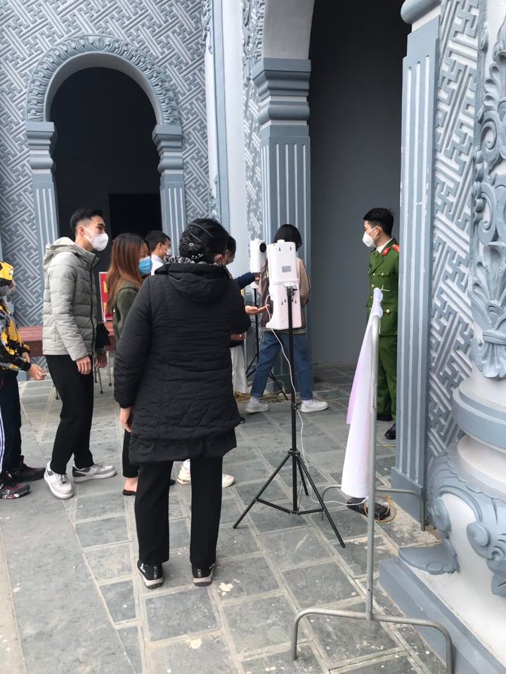 C&ocirc;ng t&aacute;c đảm bảo c&aacute;c biện ph&aacute;p ph&ograve;ng, chống dịch bệnh Covid-19 cho du kh&aacute;ch v&agrave; nh&acirc;n d&acirc;n đến tham quan khu di t&iacute;ch Đền Tranh - Ảnh: Sơn Thủy