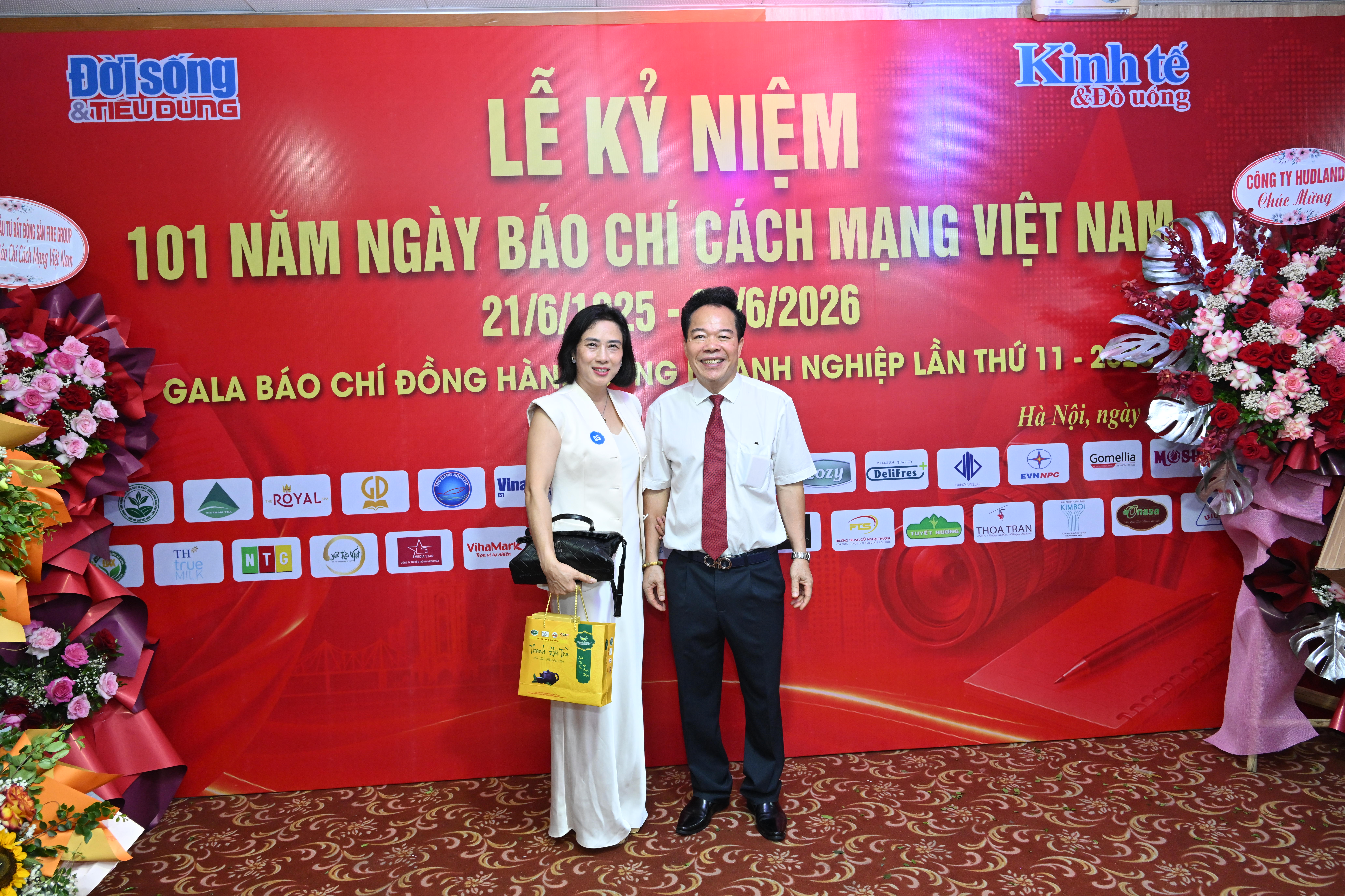 Doanh nh&acirc;n Ngọc Diệp - Gi&aacute;m đốc C&ocirc;ng ty TNHH Thương mại v&agrave; Dịch vụ T&amp;T Hiệp Ph&aacute;t chụp ảnh lưu niệm c&ugrave;ng Nh&agrave; b&aacute;o Nguyễn Quốc H&ugrave;ng - Tổng Bi&ecirc;n tập tại Lễ kỷ niệm 101 năm Ng&agrave;y B&aacute;o ch&iacute; C&aacute;ch mạng Việt Nam.