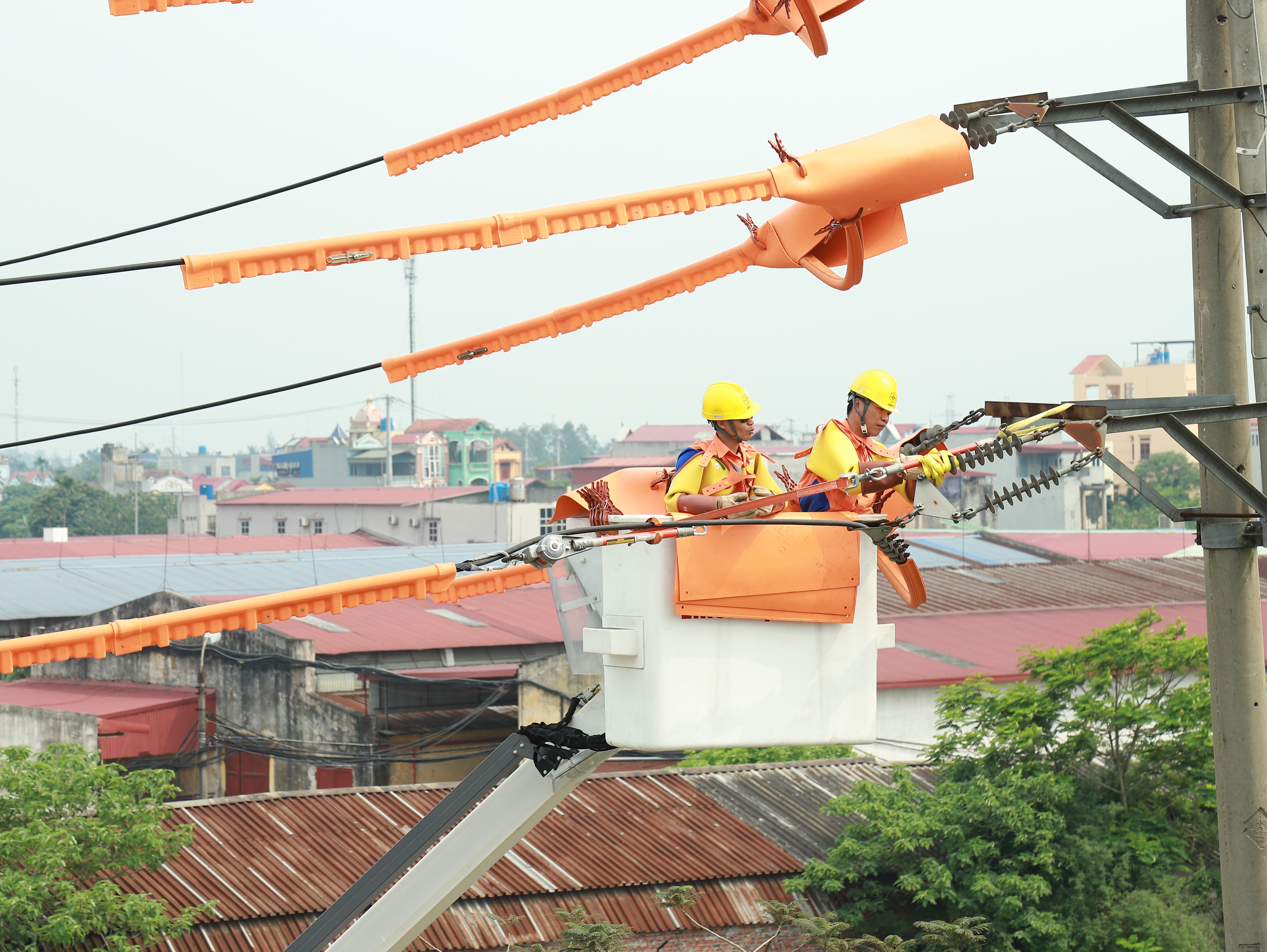 Thi c&ocirc;ng sửa chữa hotline tại Hưng Y&ecirc;n.