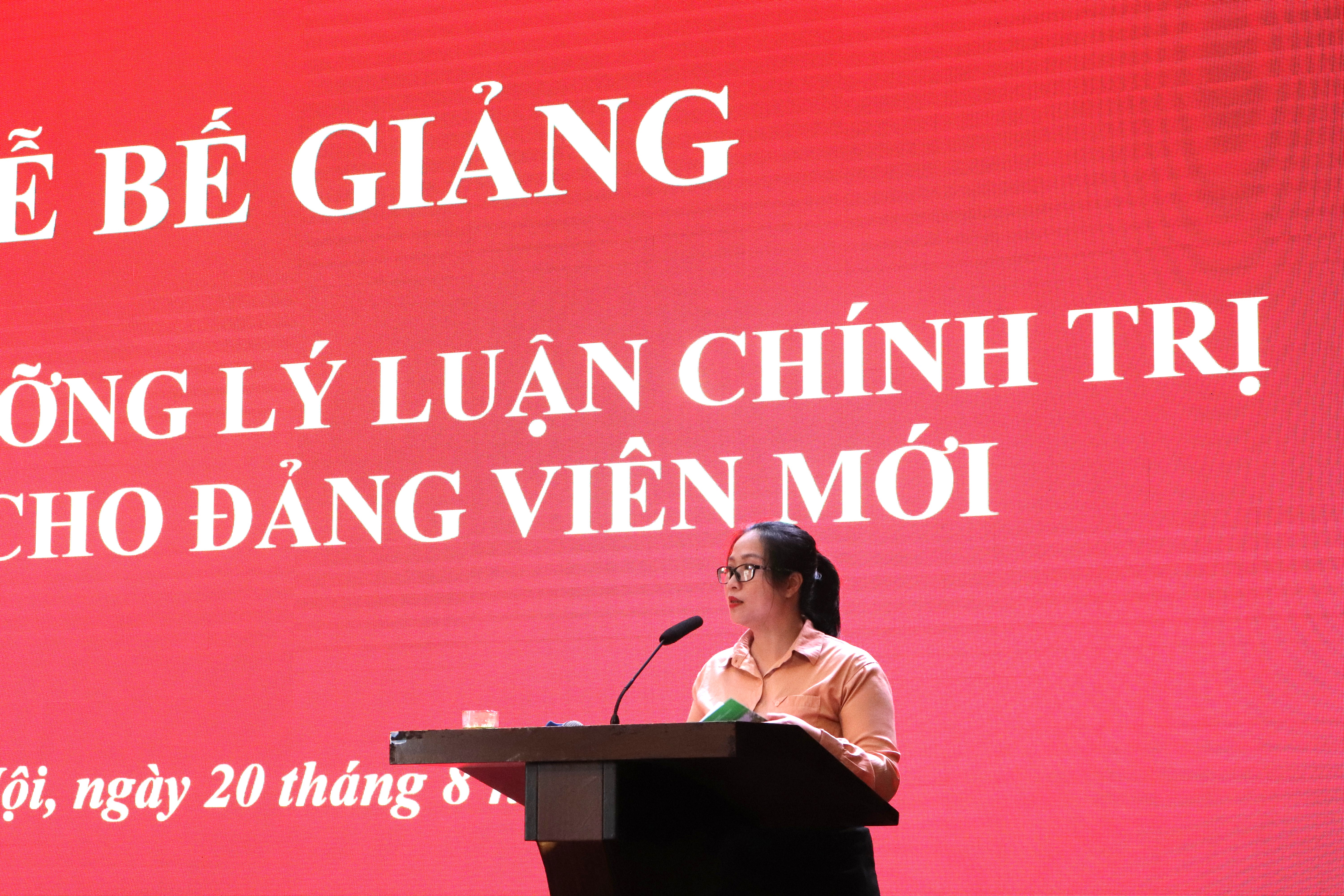 Đồng ch&iacute; Ho&agrave;ng Kim Dung, Chủ nhiệm lớp, b&aacute;o c&aacute;o về kết quả trong qu&aacute; tr&igrave;nh học tập của lớp