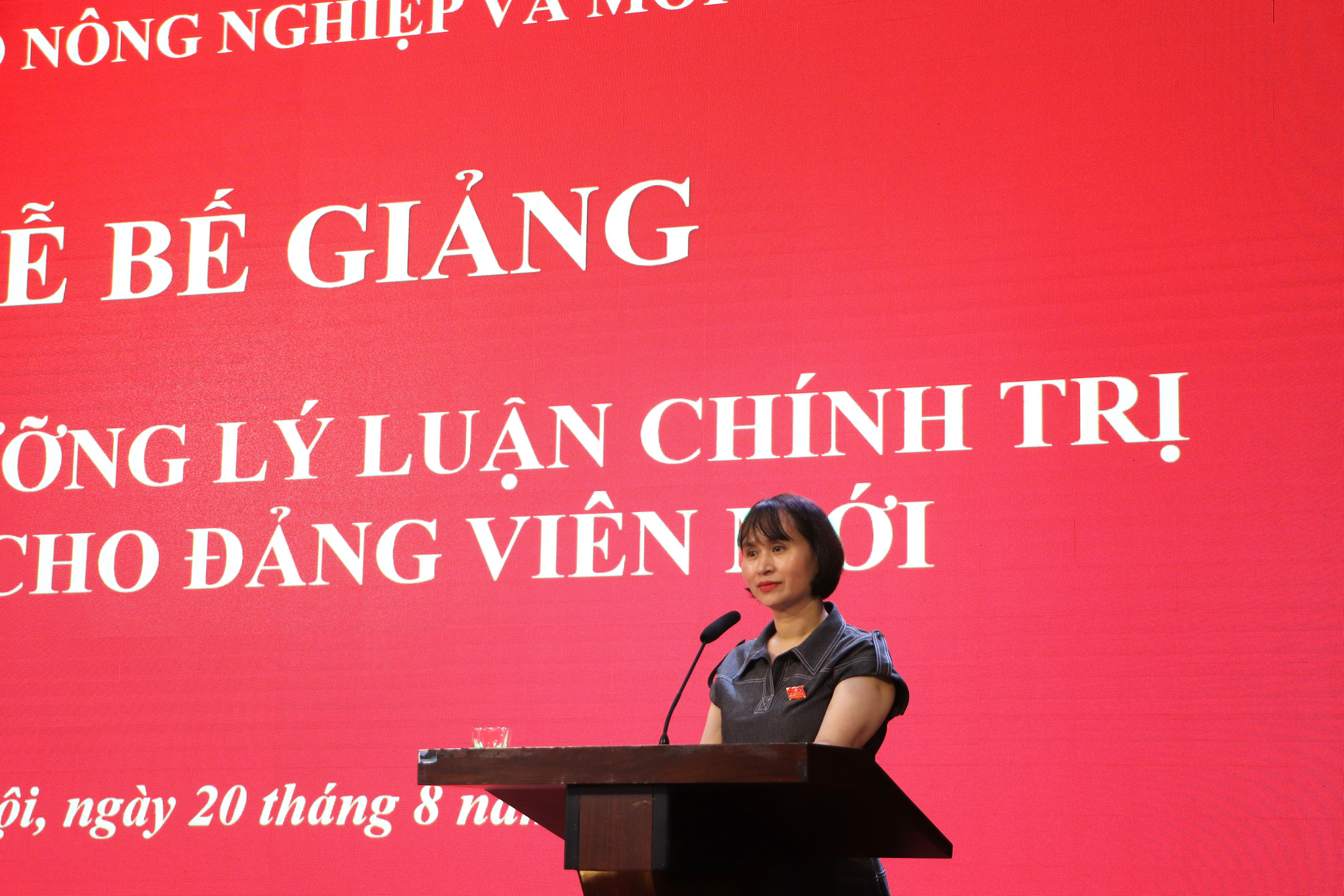 Đồng ch&iacute; Nguyễn Thị Hải Yến &ndash; CVC Ban Tuy&ecirc;n gi&aacute;o v&agrave; D&acirc;n vận Đảng ủy Bộ c&ocirc;ng bố Quyết định cấp Giấy ch&uacute;ng nhận của Ban Thường vụ Đảng ủy Bộ