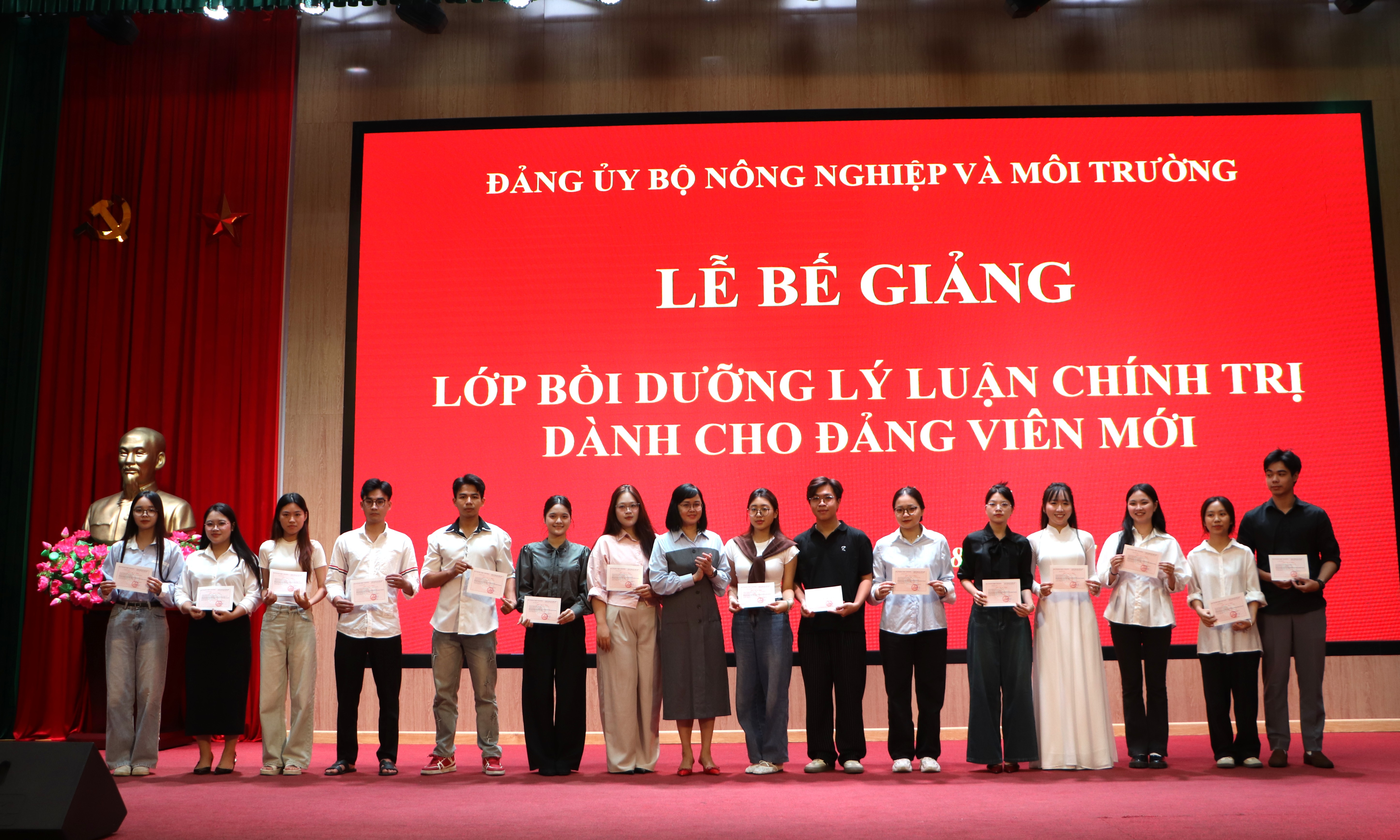 Đảng ủy Bộ N&#244;ng nghiệp v&#224; M&#244;i trường: Bế giảng lớp Bồi dưỡng l&#253; luận ch&#237;nh trị d&#224;nh cho đảng vi&#234;n mới năm 2025 - Ảnh 6