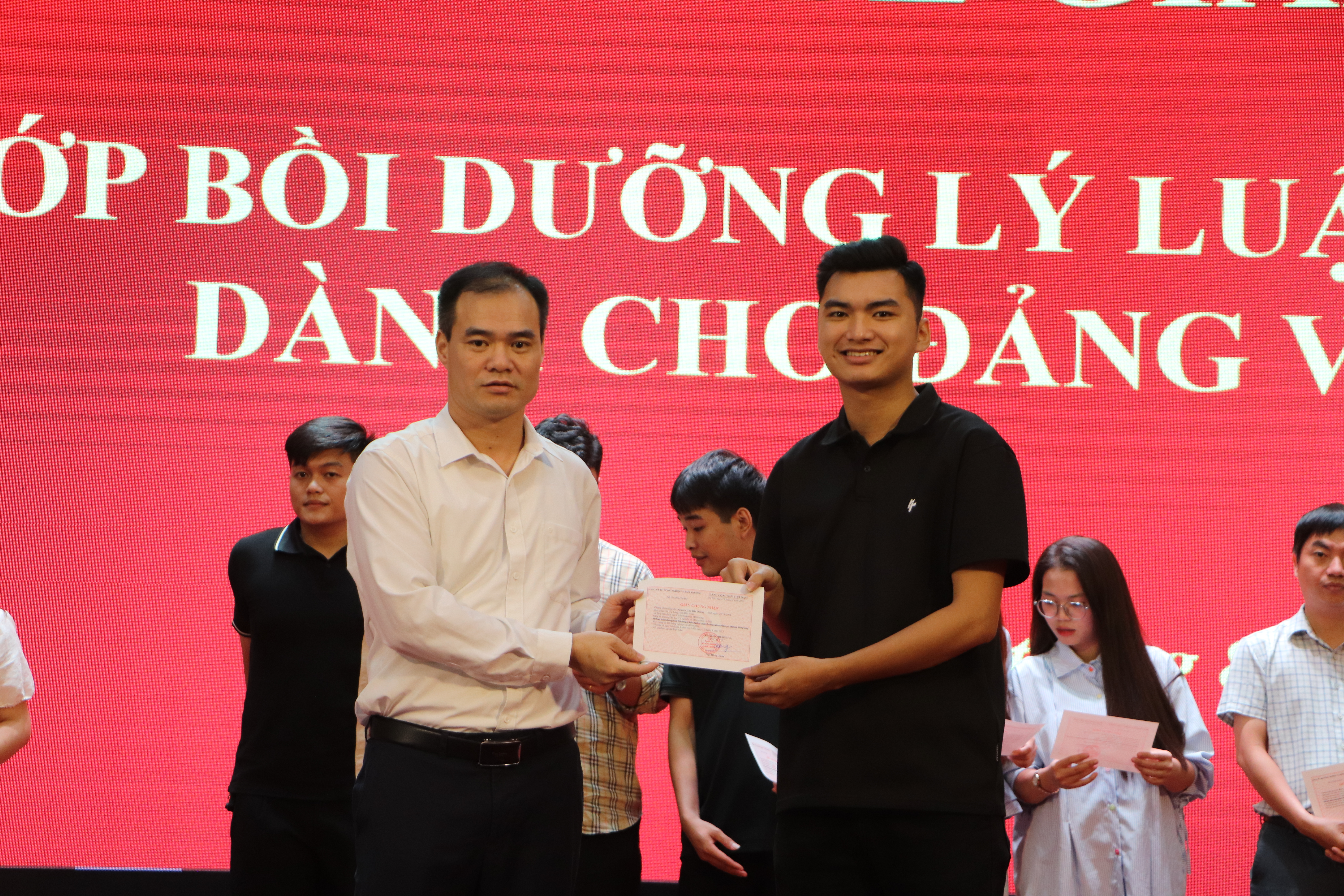 Đảng ủy Bộ N&#244;ng nghiệp v&#224; M&#244;i trường: Bế giảng lớp Bồi dưỡng l&#253; luận ch&#237;nh trị d&#224;nh cho đảng vi&#234;n mới năm 2025 - Ảnh 1