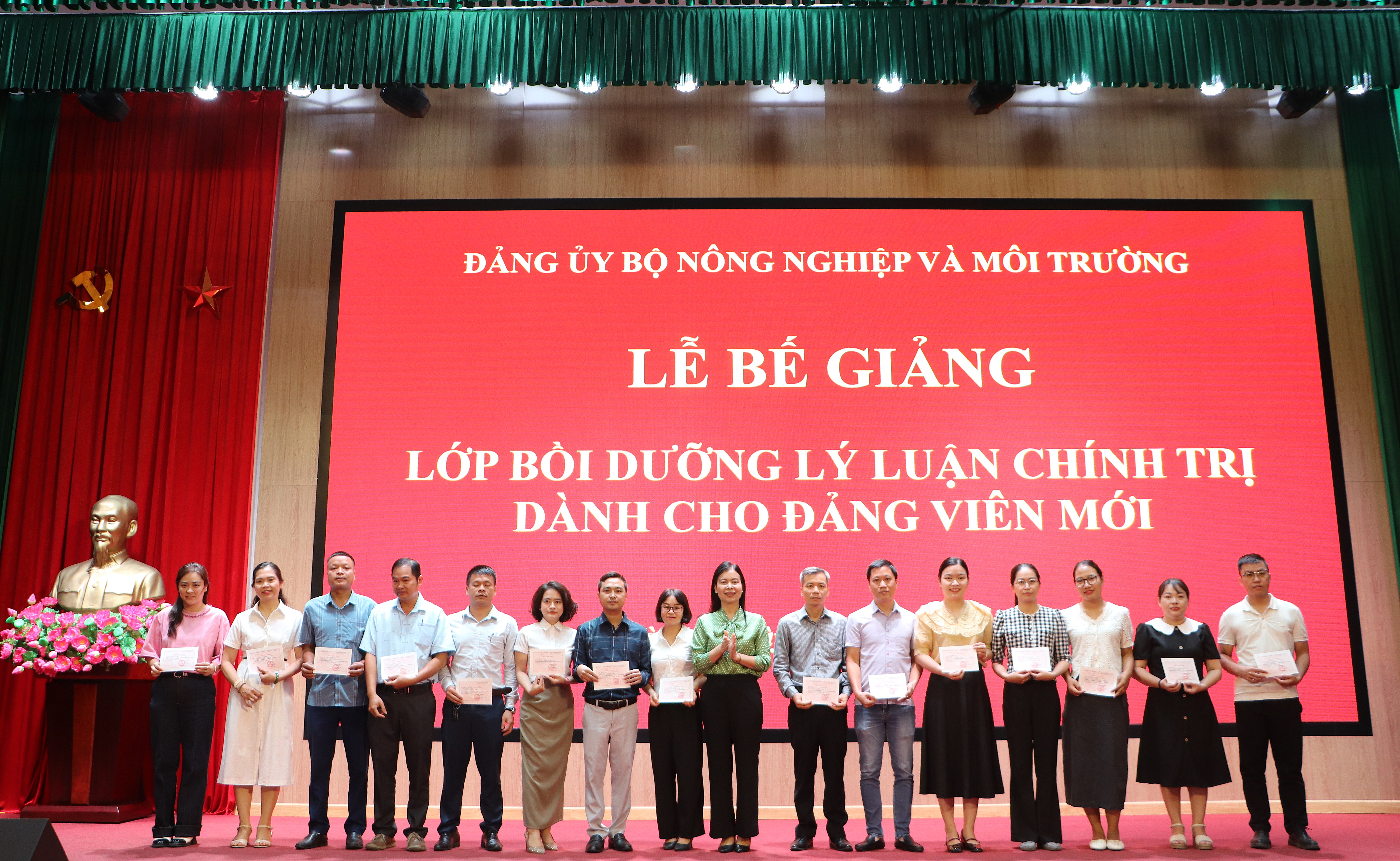 Đảng ủy Bộ N&#244;ng nghiệp v&#224; M&#244;i trường: Bế giảng lớp Bồi dưỡng l&#253; luận ch&#237;nh trị d&#224;nh cho đảng vi&#234;n mới năm 2025 - Ảnh 5
