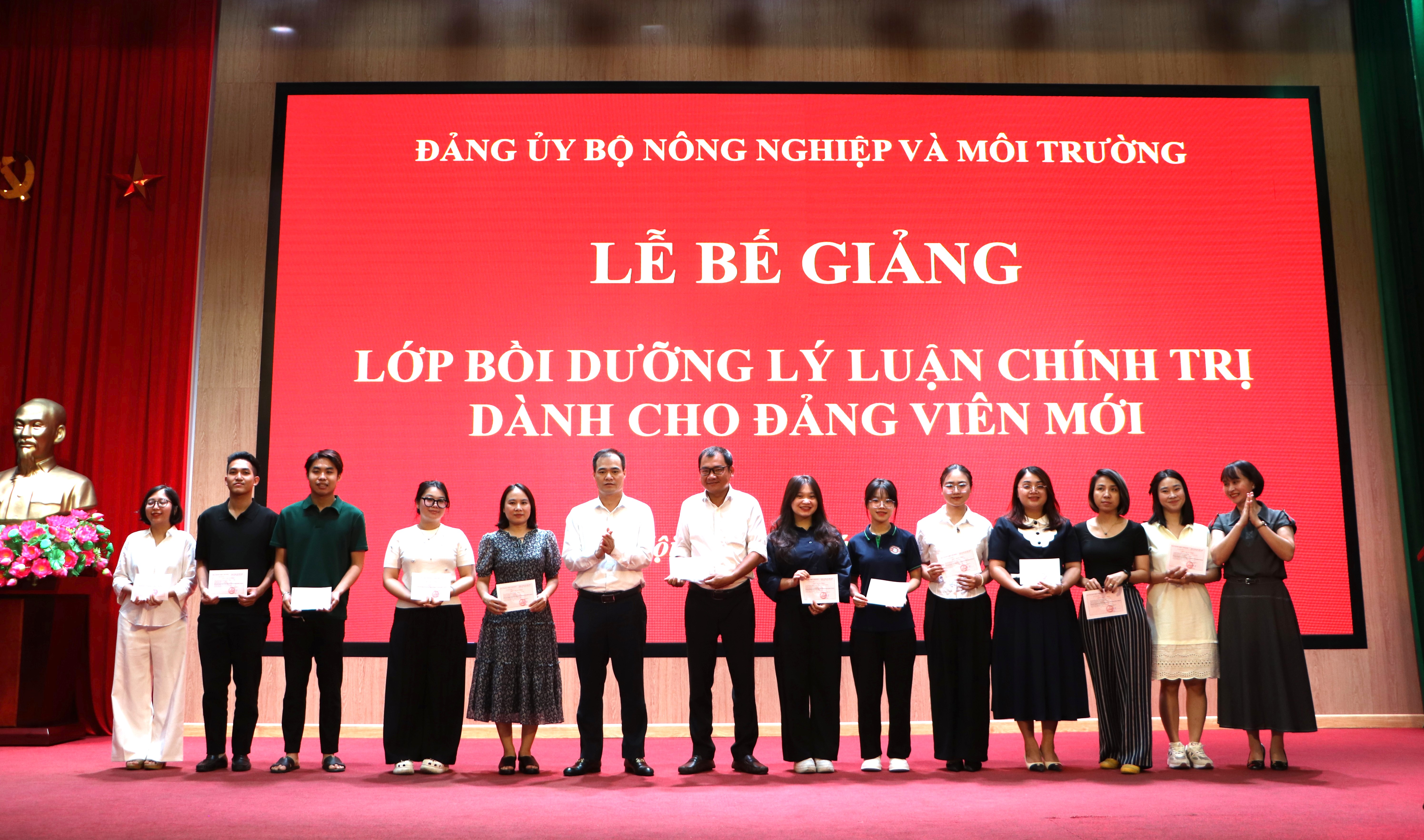 Đảng ủy Bộ N&#244;ng nghiệp v&#224; M&#244;i trường: Bế giảng lớp Bồi dưỡng l&#253; luận ch&#237;nh trị d&#224;nh cho đảng vi&#234;n mới năm 2025 - Ảnh 4