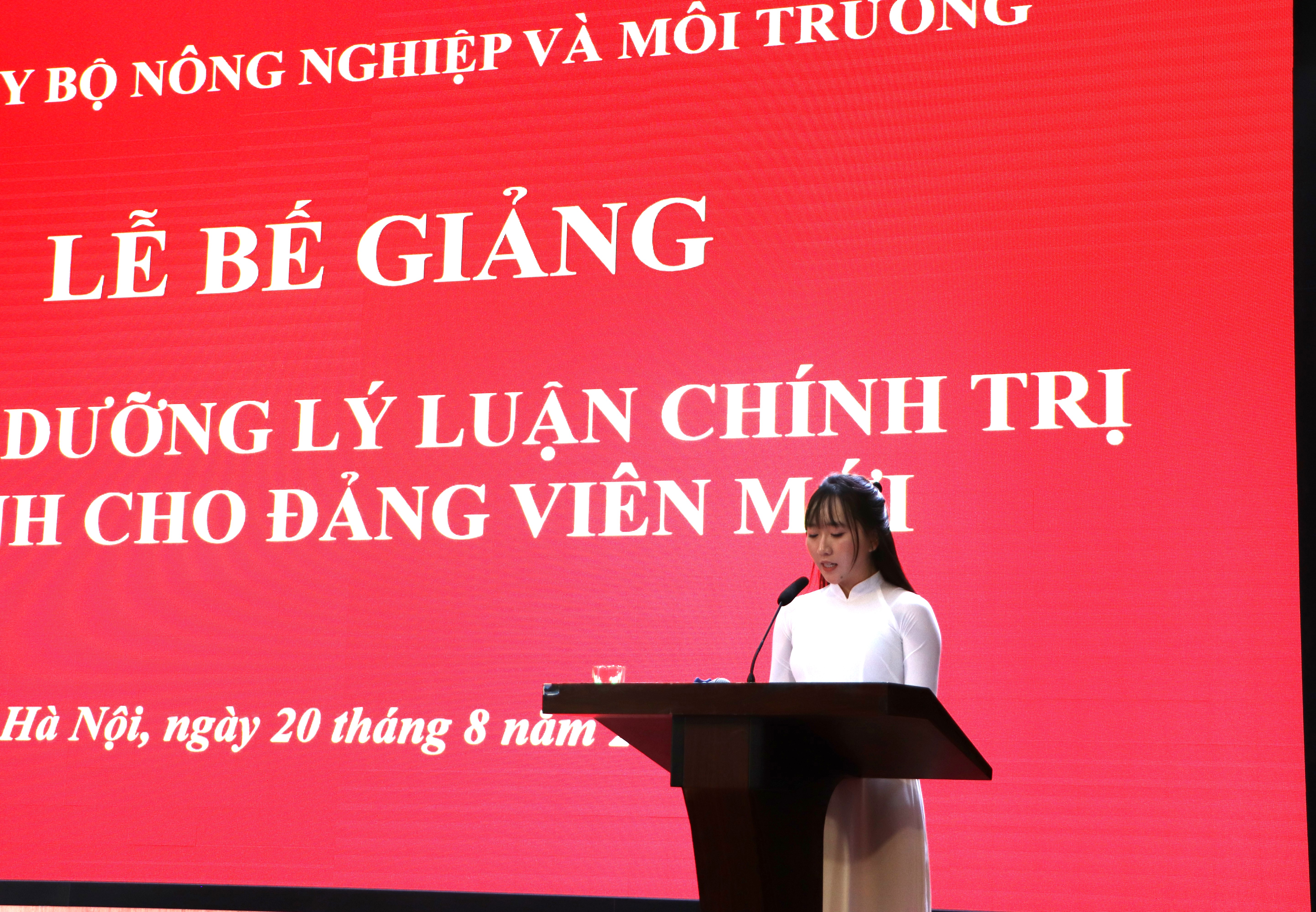 Đại diện Ban c&aacute;n sự lớp thay mặt học vi&ecirc;n ph&aacute;t biểu &yacute; kiến tại Lễ bế giảng