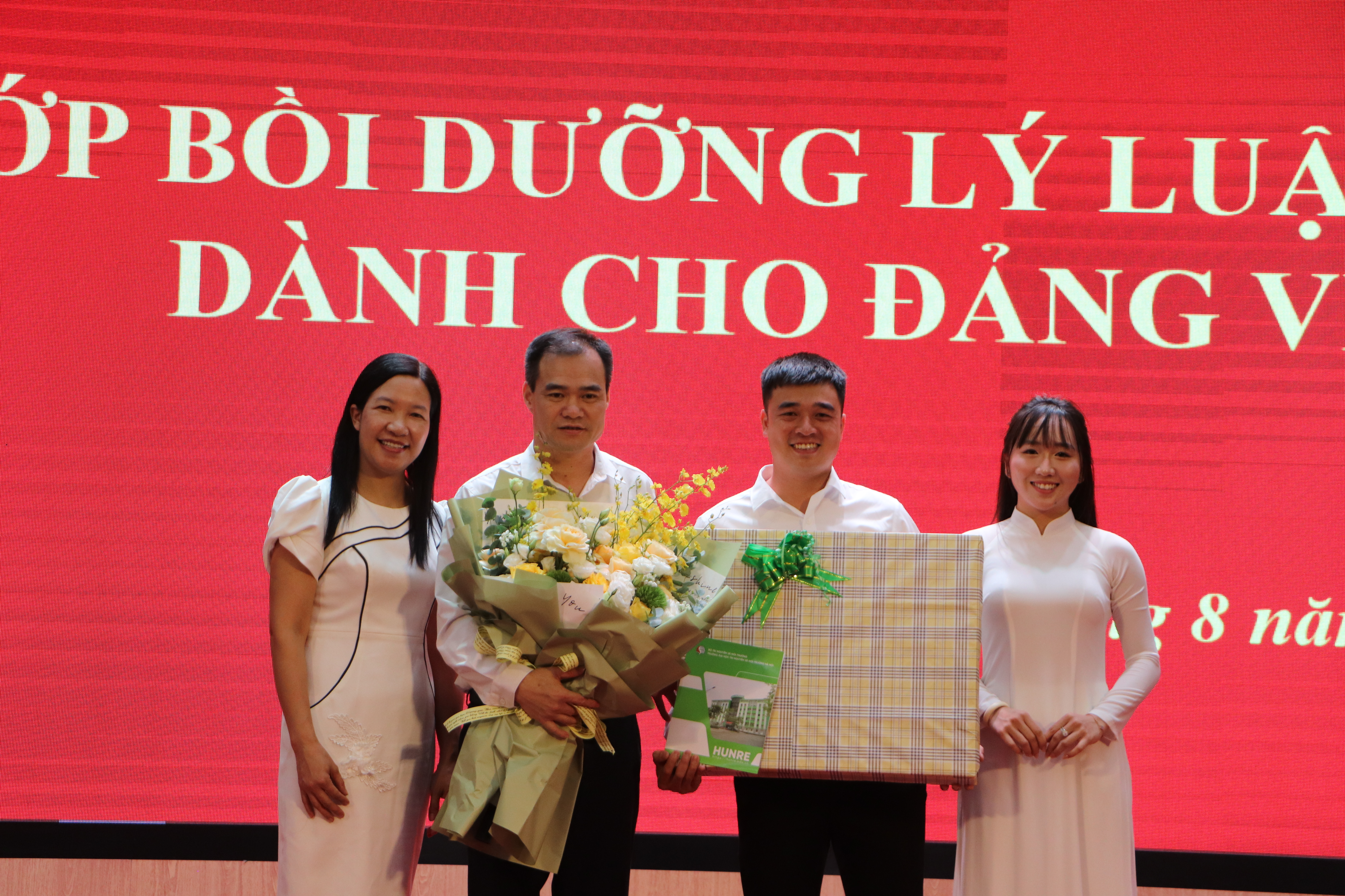 Ban c&aacute;n sự lớp thay mặt học vi&ecirc;n cảm ơn l&atilde;nh đạo&nbsp;Đảng bộ Bộ N&ocirc;ng nghiệp v&agrave; M&ocirc;i trường