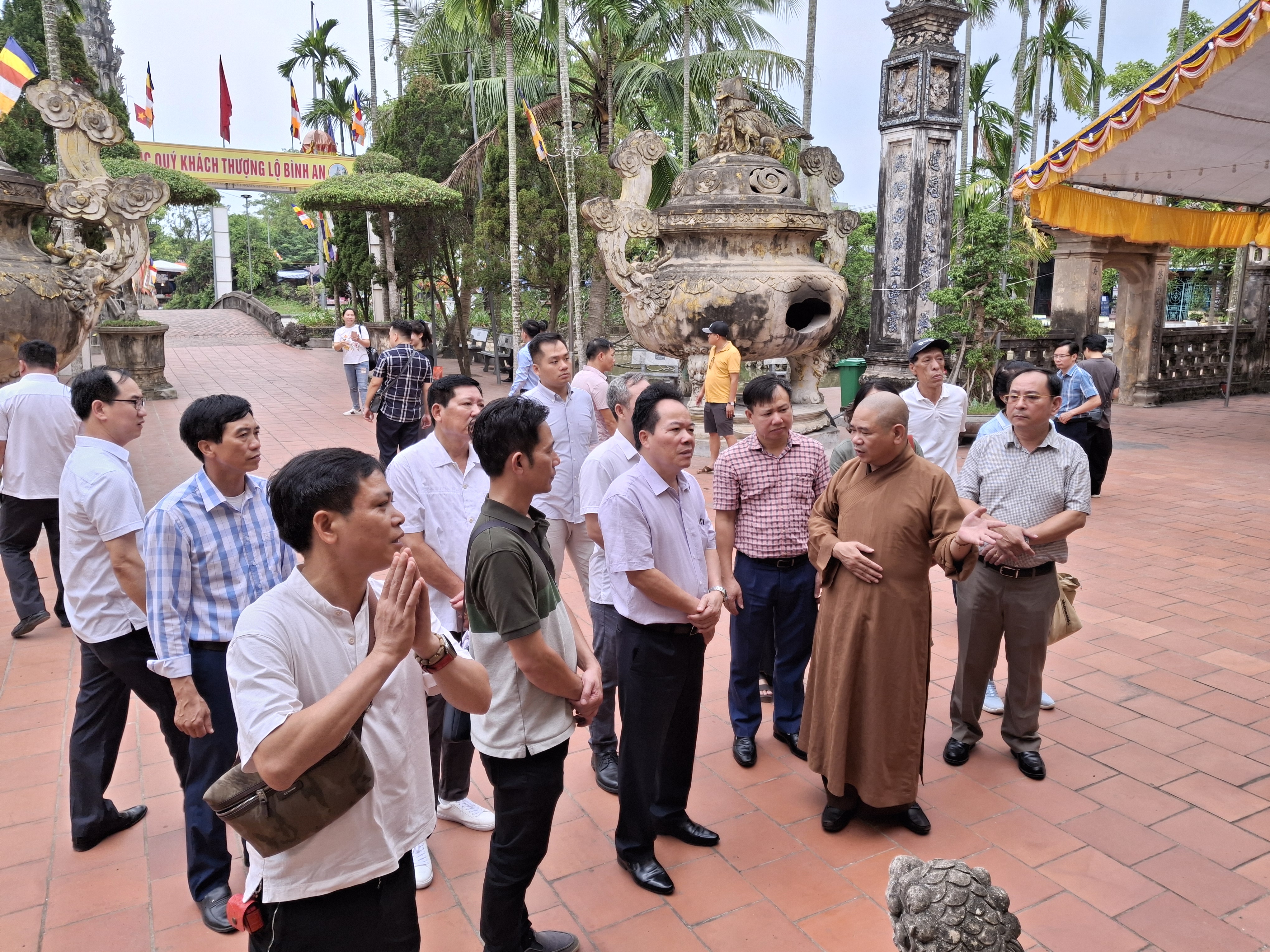 Sư thầy dẫn Đo&agrave;n đi tham quan ng&ocirc;i Ch&ugrave;a.